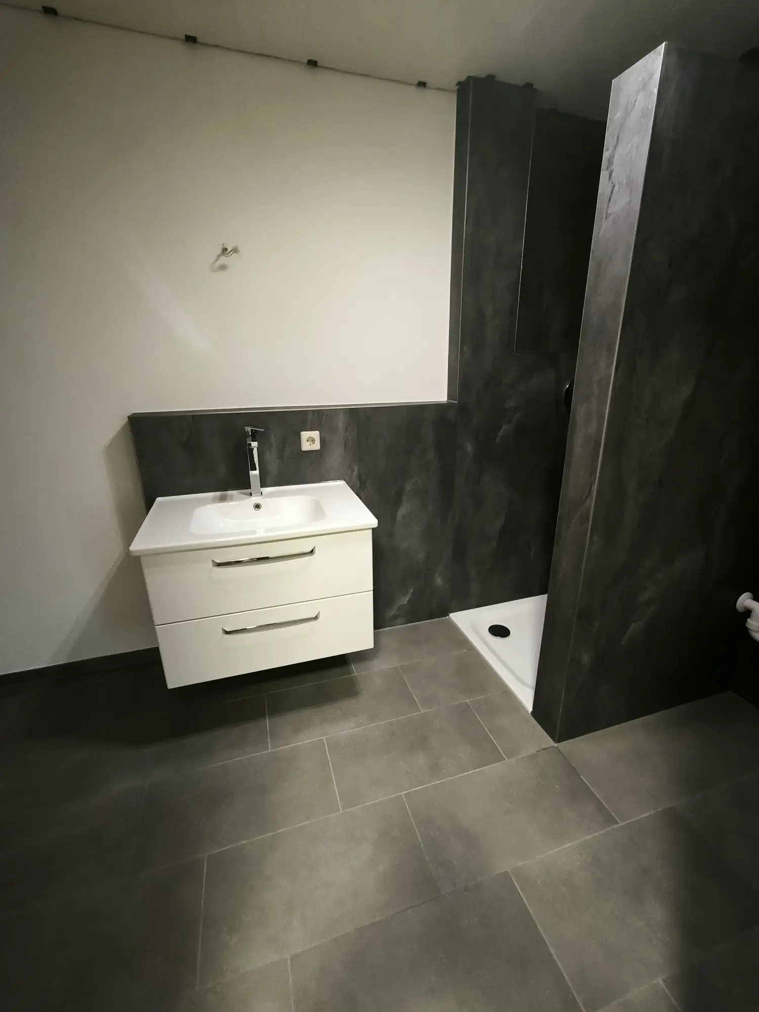 Saniertes Bad mit Waschtisch und bodengleicher Dusche