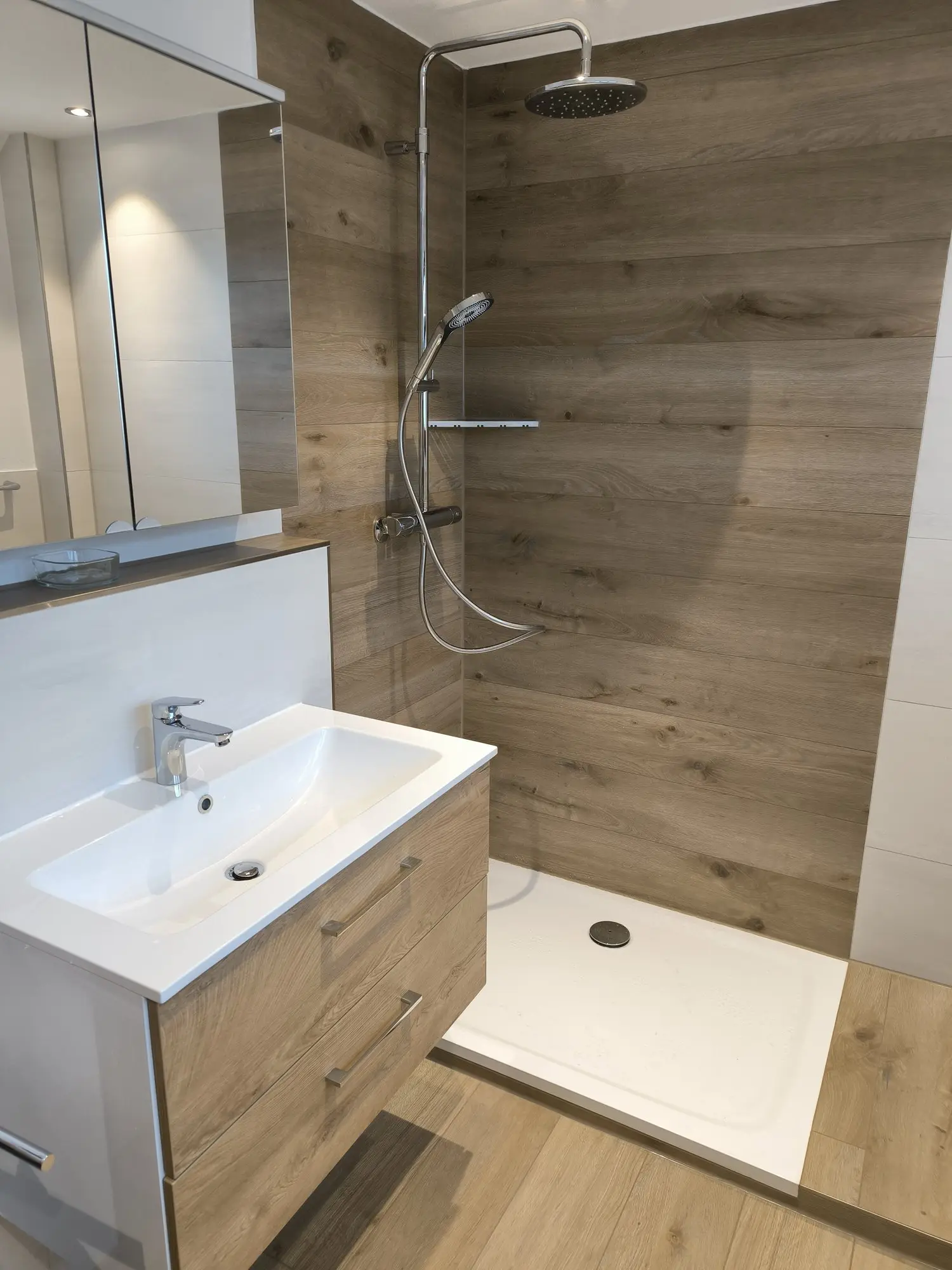 Saniertes Bad mit bodengleicher Dusche