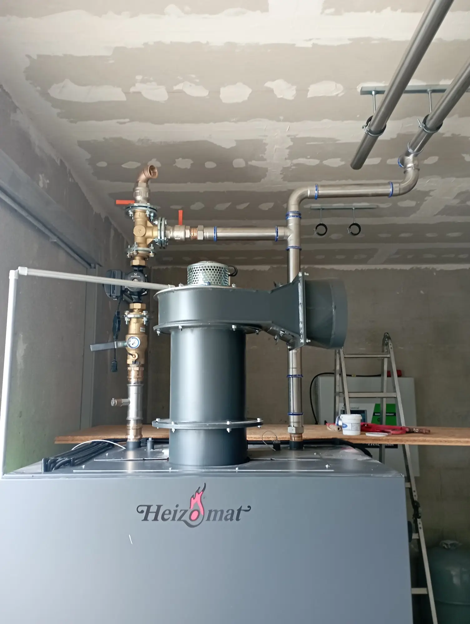 Heizungsanlage mit Verrohrung im Technikraum bei der Wartung