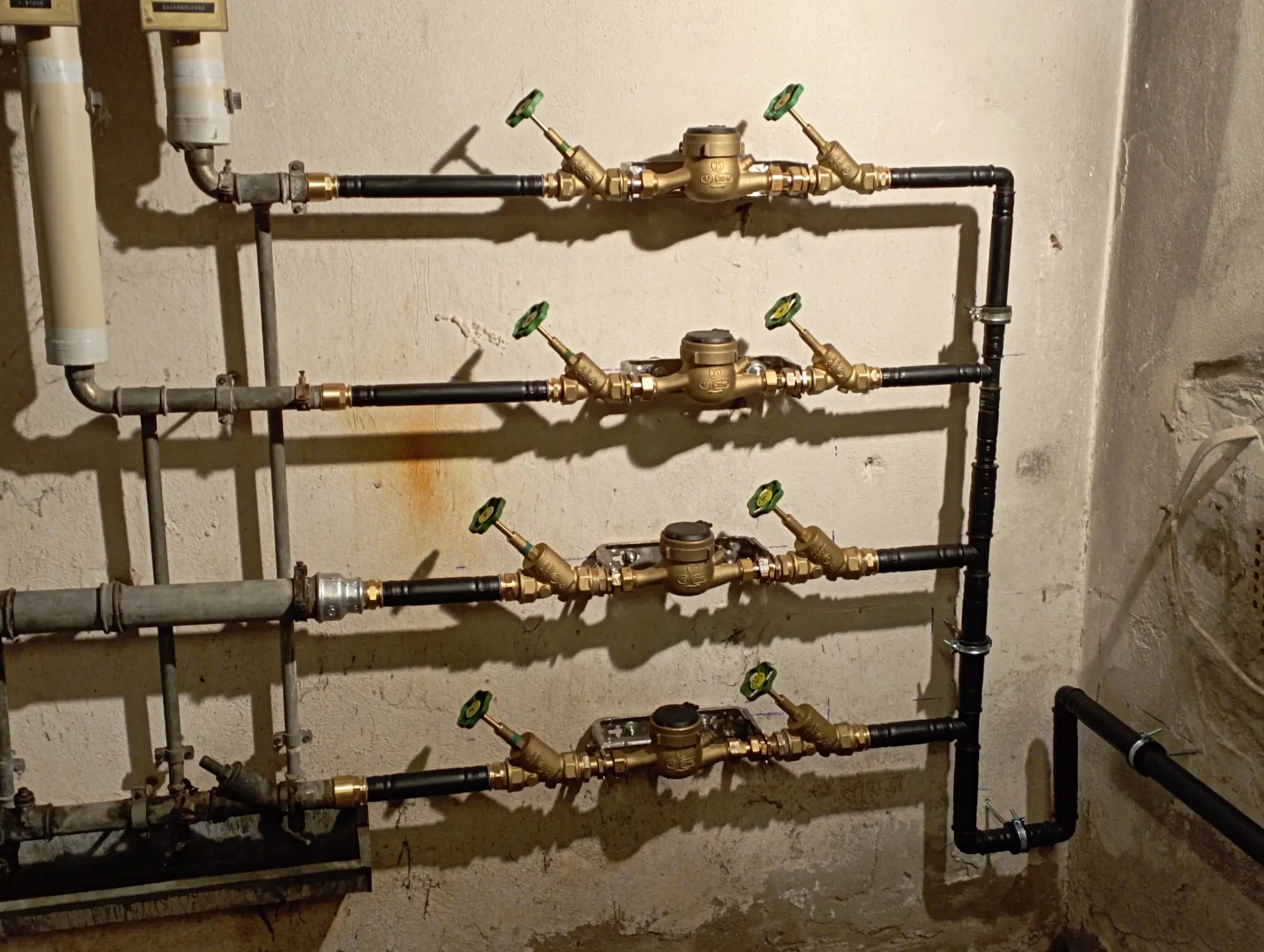 Verteilung mit Absperrarmaturen an der Wand eines Technikraums