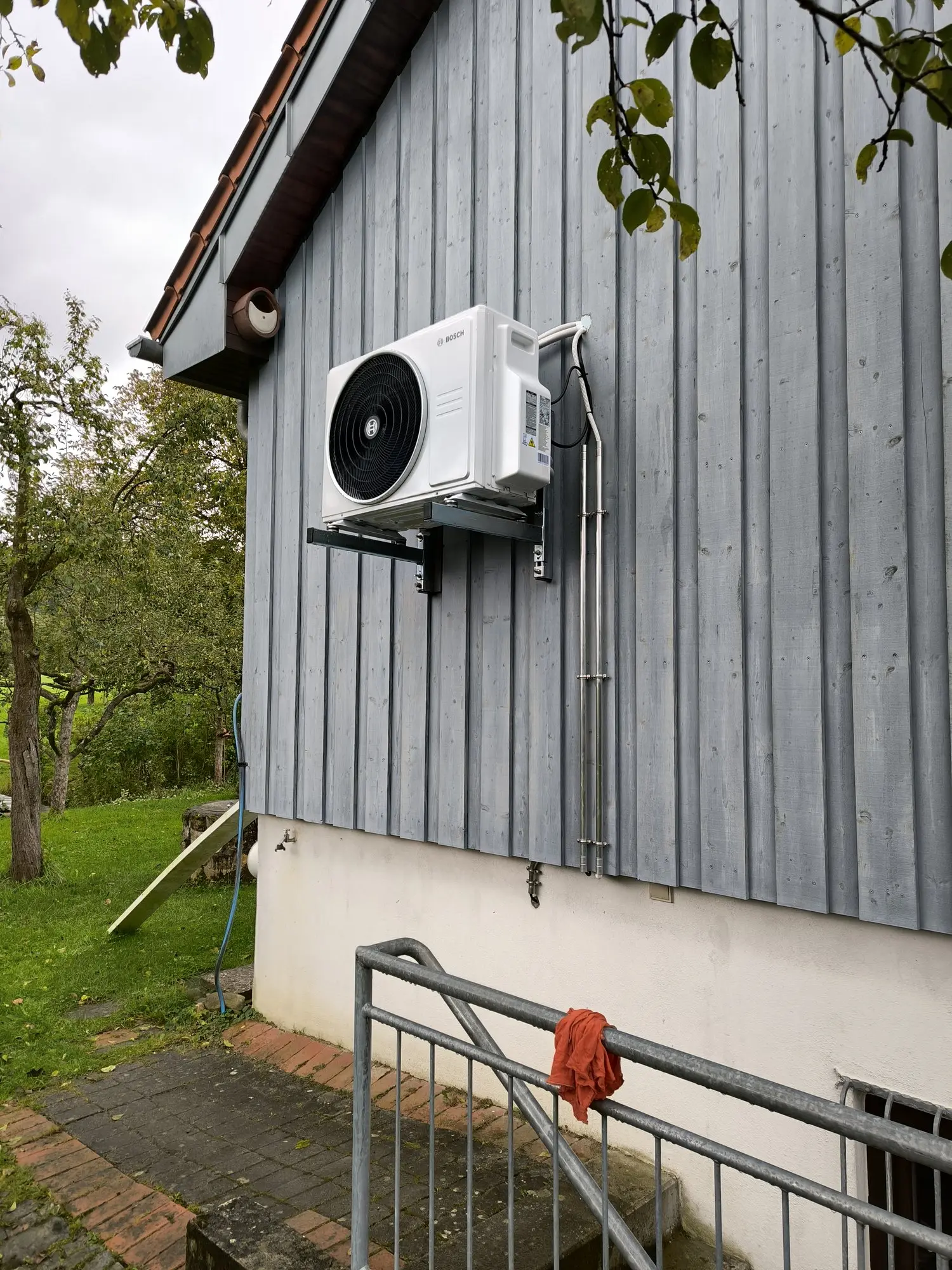 Von uns montierte Wärmepumpen-Außeneinheit an einem Wohnhaus