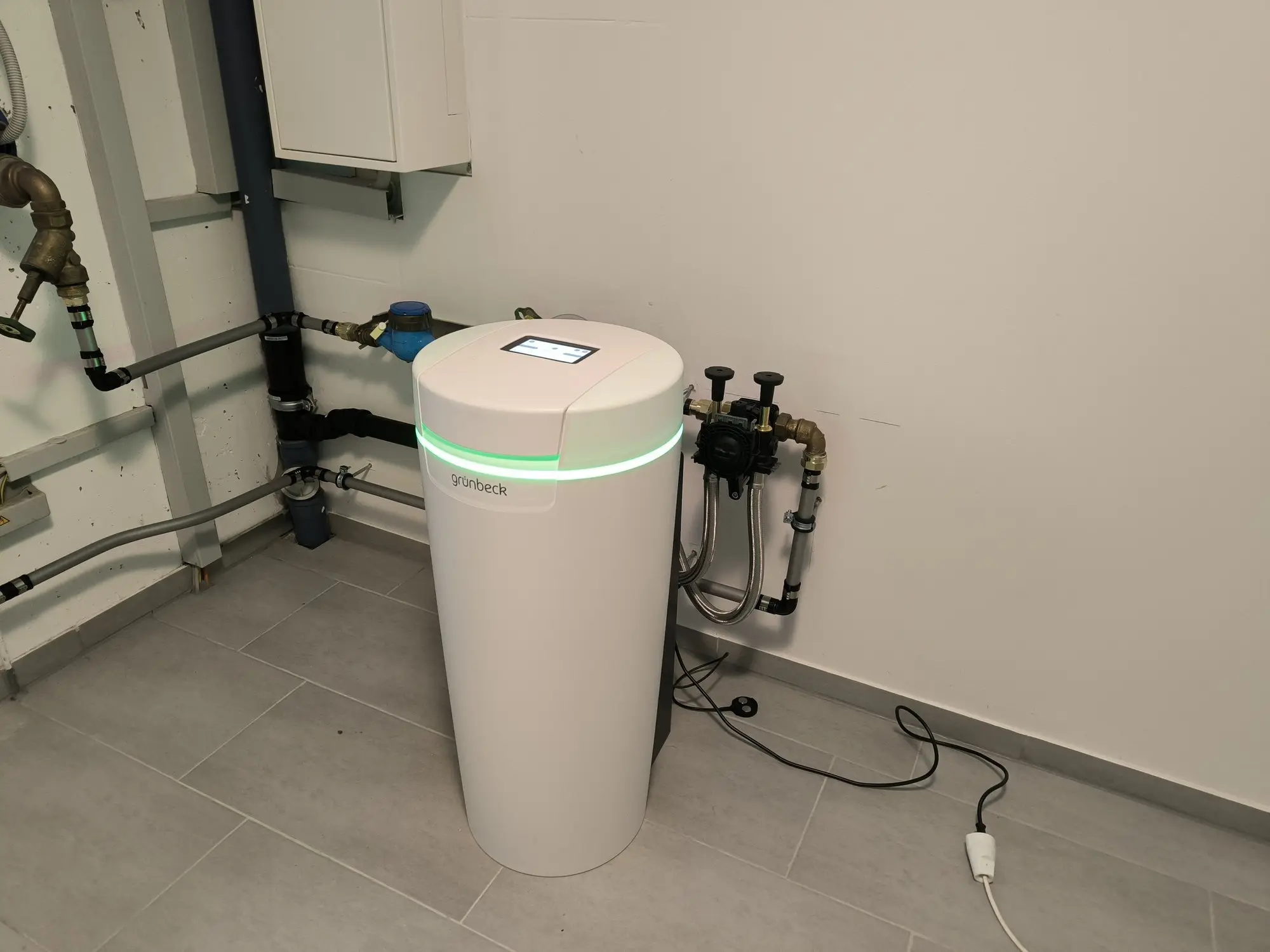 Enthärtungsanlage im Technikraum nach der Montage